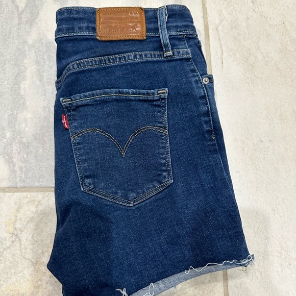 Levi’s high rise cut shorts - Picture 2 of 3